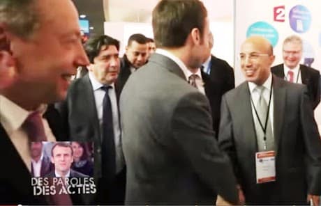 Emmanuel Macron félicite M. Khadiri en sa qualité d'expert-comptable